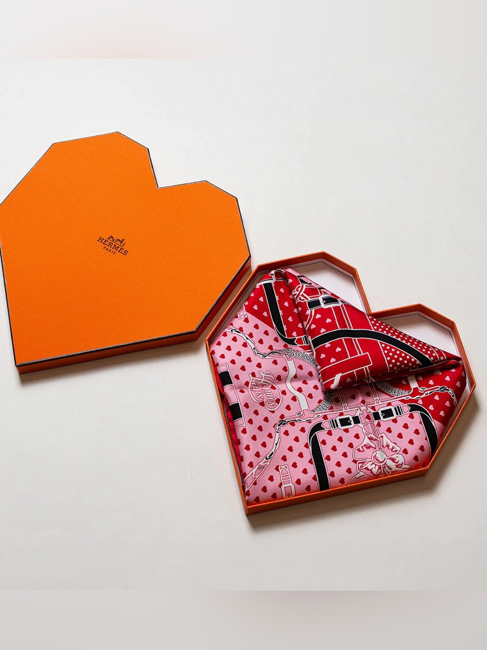 Hermès "Grand Manege" Scarf 70 with Heart Box NWT